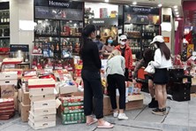 Tiểu thương 'méo mặt' vì ế hàng